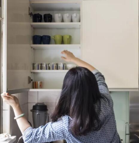 如何去除多年的厨柜砂砾和污垢？