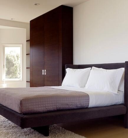 当你选择卧室的衣柜时，你应该怎么做？